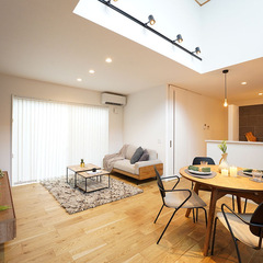 お家のどこで過ごしても家族の気配を優しく感じられるシンプルモダンなLDK