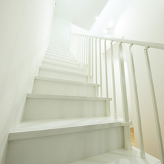 漆喰でいつでも快適空間が広がる◎真っ白が美しいシンプルモダンな階段