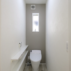 アースカラーがお洒落！漆喰の壁でいつでも快適空間が嬉しいシンプルモダンなトイレ