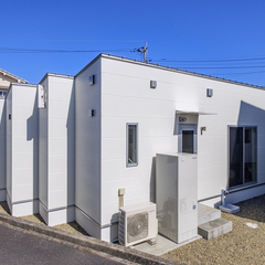 青空と白い外壁のコラボが美しい◎個性的なデザインで一際目を惹くシンプルモダンな平屋住宅