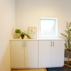 白が美しい！スッキリ収納で優しくお出迎えしてくれるシンプルな玄関