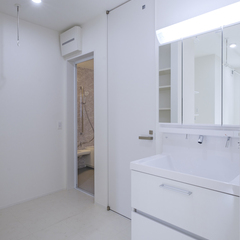 家事ラク◎ランドリースペースもあって嬉しい清潔感あふれるシンプルな洗面室