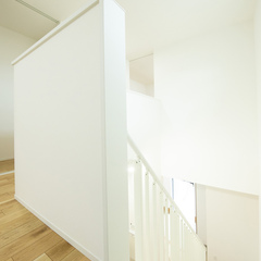 漆喰で快適空間がいい◎真っ白で美しく明るい雰囲気が届くシンプルな階段ホール