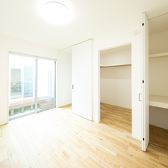 大容量収納スペースで気持ちよく整理整頓OK！白で統一されて美しいシンプルな洋室