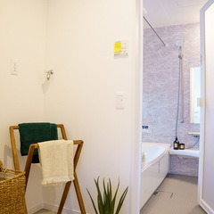 ランドリースペースも設けられ家事動線も抜群◎上品な雰囲気に包まれたシンプルモダンな浴室