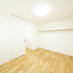 オープンタイプの収納でスッキリ片付く◎広々としたシンプルモダンな洋室