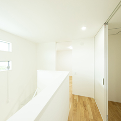 漆喰でいつでも快適！白で統一された空間が美しいシンプルモダンな2階ホール