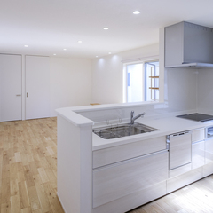 家族の姿をいつでも守ることができる◎家事動線のいいシンプルモダンなキッチン