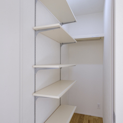 白で美しい！限られた空間を有効活用し使い勝手抜群のシンプルな収納スペース