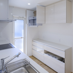 真っ白で統一され美しい◎大容量収納で家事動線抜群のシンプルなキッチン