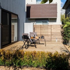 庭の緑を満喫するオシャレなウッドデッキがある暮らし
