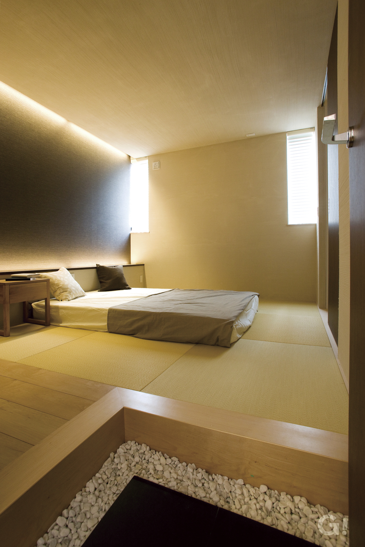 間接照明が柔らかいホテルライクな雰囲気の寝室