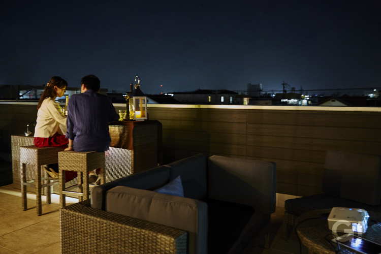 眺望と夜空と過ごすリゾートホテルのような屋上の写真
