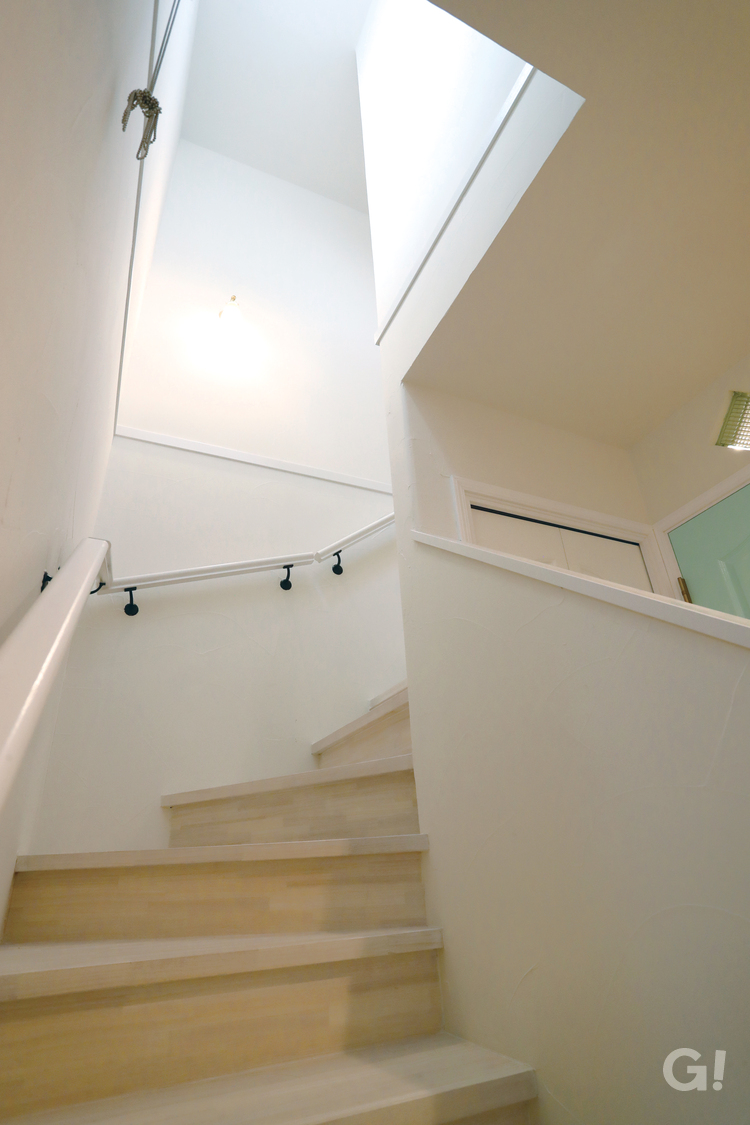 白を基調としたシャビーな住まいの美しい階段の写真