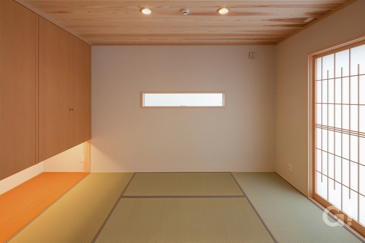 様々な大きさの和紙畳が敷き詰められた近代的な和室の写真