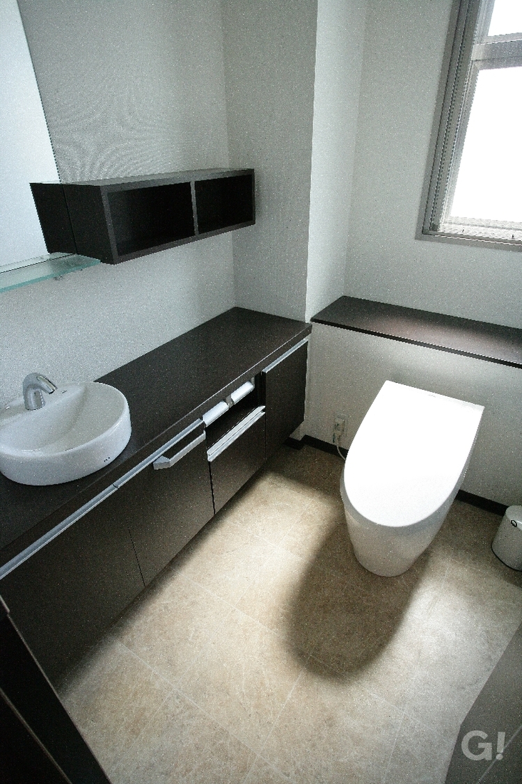 設計士がこだわった造作手洗い場のあるトイレの写真