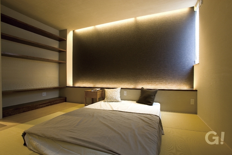 デザイン性溢れる落ち着いたリゾートな寝室の写真