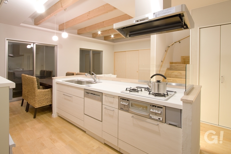 ホワイトベースのシンプルナチュラルなデザイン住宅のキッチン空間