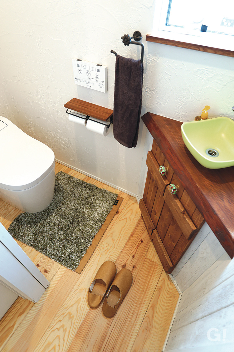 『ライムグリーンの洗面ボウルが可愛い！心弾む北欧スタイルのトイレ』の写真
