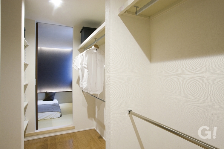 寝室と繋がる開放的なウォークインクローゼットの写真