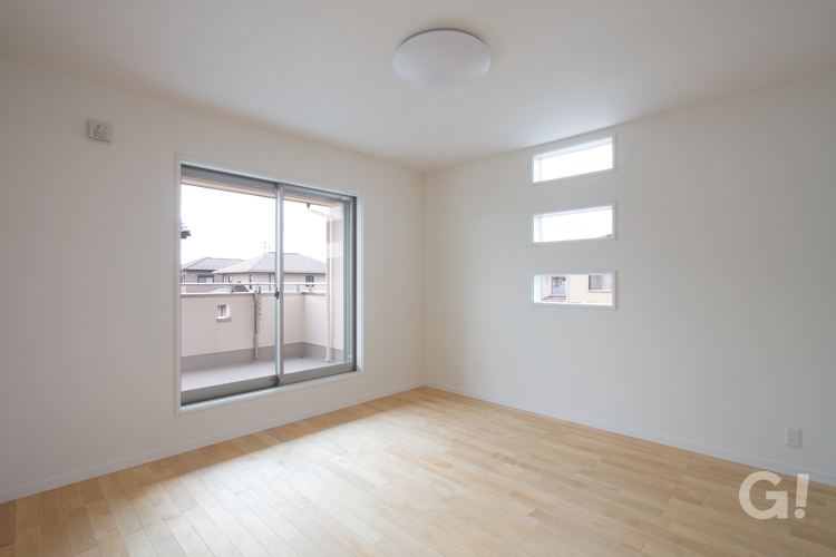 白壁とオシャレな３連窓がかっこいい空間の写真