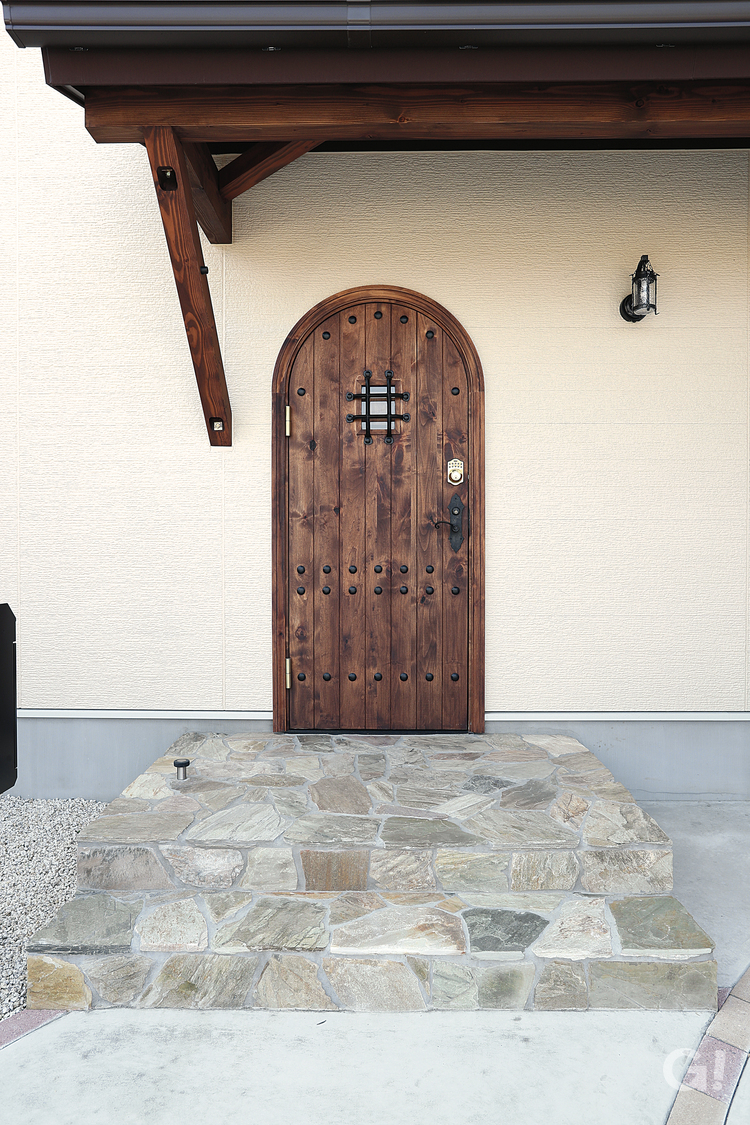 木製のアーチ型扉がかわいらしい南欧風の玄関