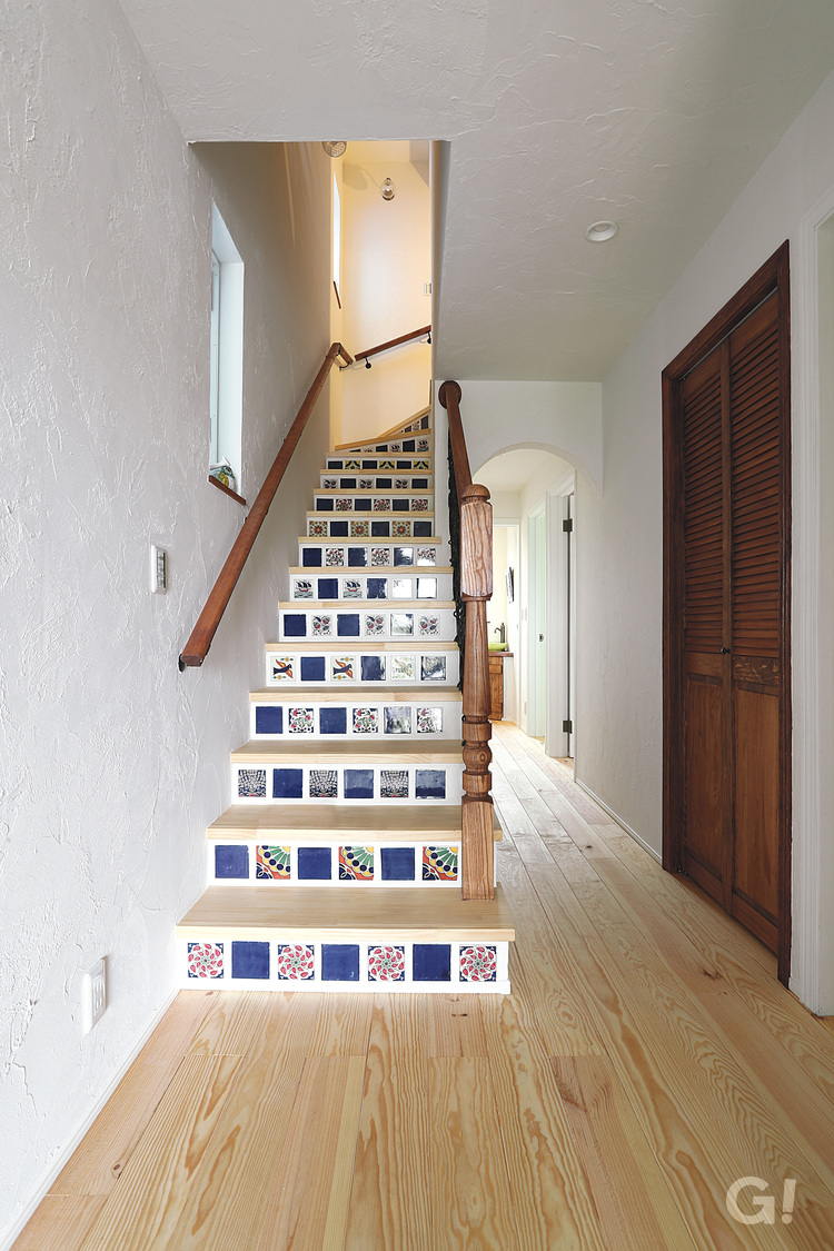 お気に入りのタイルで装飾したインテリアのような階段