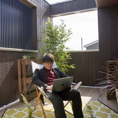 風と太陽の光を感じられる快適なワークスペース