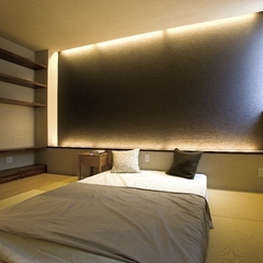 デザイン性溢れる落ち着いたリゾートな寝室