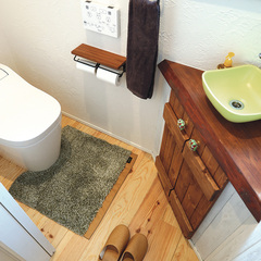 ライムグリーンの洗面ボウルが可愛い！心弾む北欧スタイルのトイレ