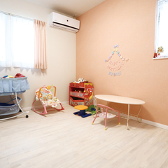 やさしいピンクのデザインクロスが可愛い子供部屋