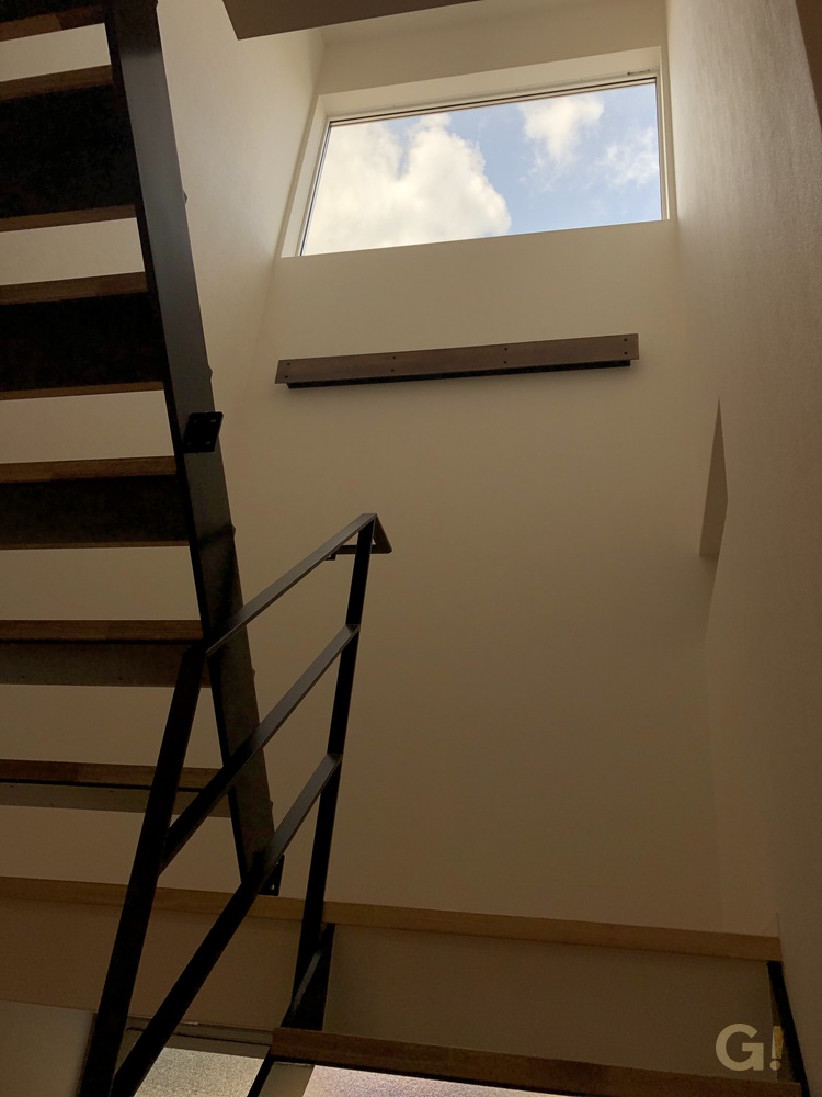 スケルトン階段で圧迫感のない部屋に、階段の窓からの光がたっぷり入ります。