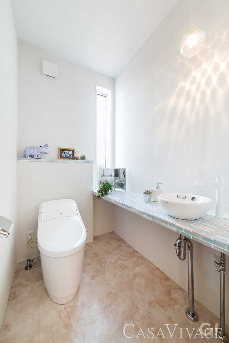 白で統一、明るさと清潔感のあるトイレ
