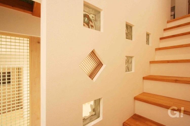 回遊プランのナチュラルな家　ガラスブロックの階段