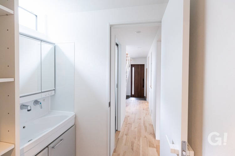 安心･健康･快適を実現したパッシブな家　明るく心地よい洗面所～廊下