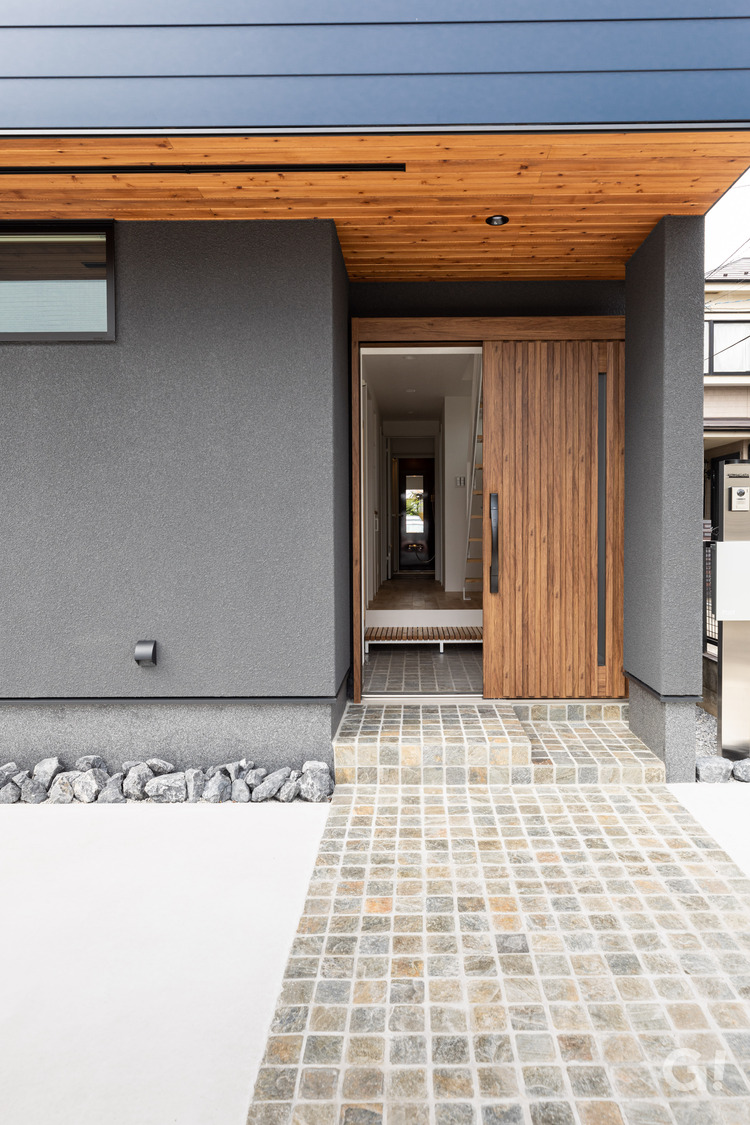 石畳のアプローチと軒が深い理由　～高気密高断熱高耐震の家～