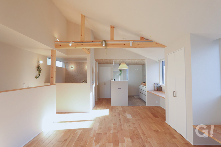 勾配天井のあるナチュラルテイストな住まい　リビングダイニング