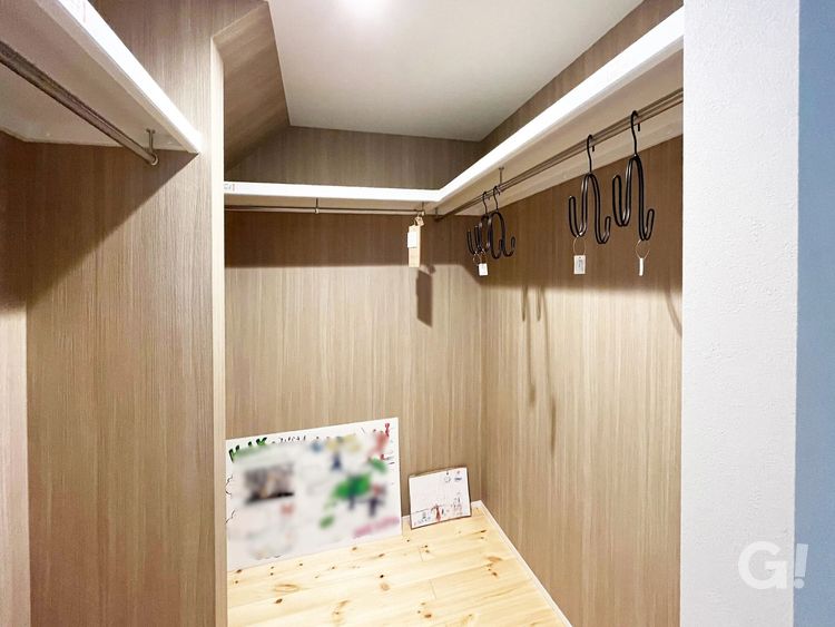 勾配天井のあるナチュラルテイストな住まい　ファミリークローゼット