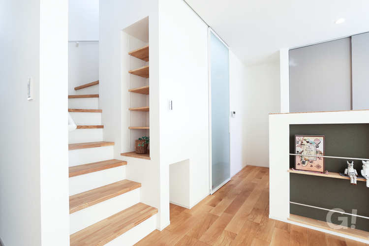 お庭とつながる家　階段