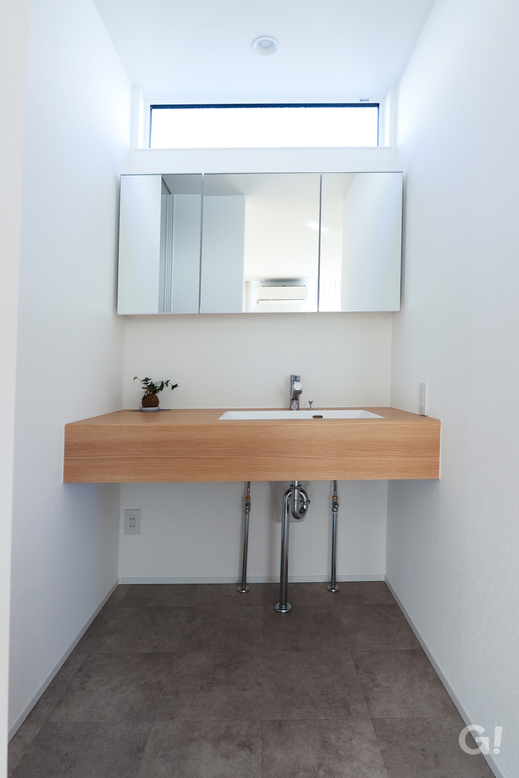 お庭とつながる家　洗面所