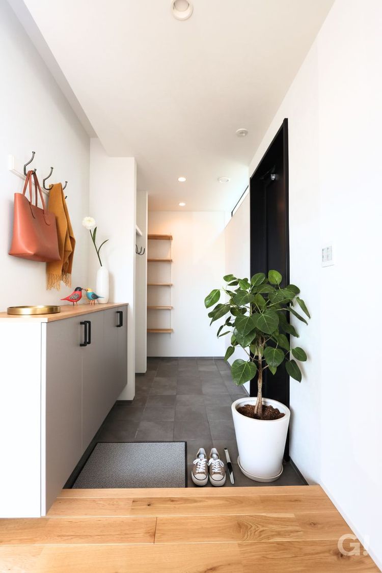 立地条件を活かしたビューポイントのある住まい　玄関