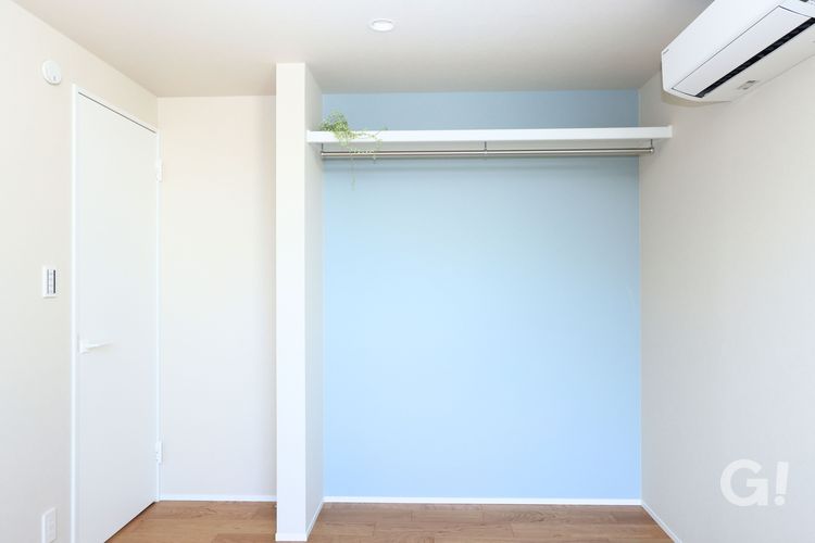 水色の壁がやさしく映える、子ども部屋のオープンクローゼットの施工事例。
