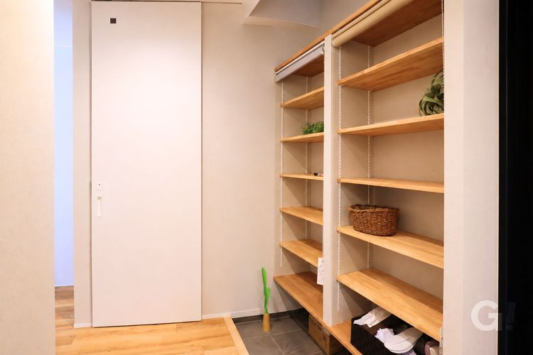 土間収納としてベビーカーやアウトドア用品もスッキリ片付く玄関の施工事例