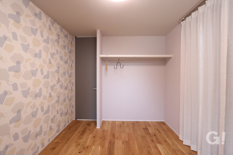 木の温もりを感じる床と淡いアクセントクロスが特徴の、シンプルで使いやすい居室の施工事例