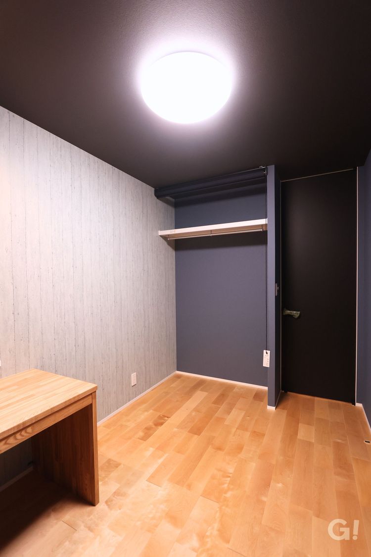木の造作デスクとアクセントクロスが調和した新築住宅の2階個室。書斎や在宅ワークにも適した落ち着きのある部屋の施工事例
