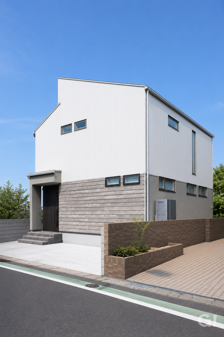白い外壁と木目調デザインが印象的な新築注文住宅の外観の施工事例