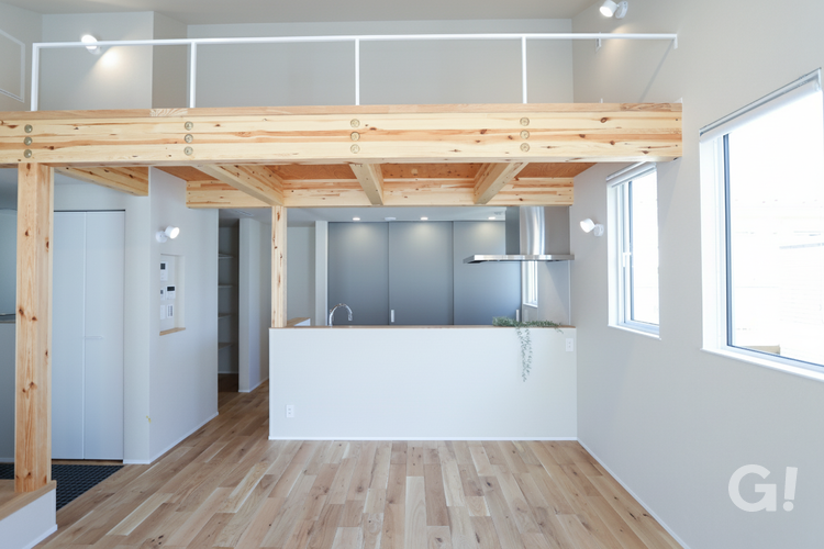 無垢材の床と現し梁、ロフトを設けた開放的な新築注文住宅の2階リビングダイニングの施工事例