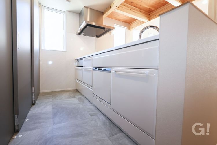 高性能な新築注文住宅のペニンシュラキッチン。家事動線と収納計画を考えた、毎日の暮らしを快適にするキッチン空間。