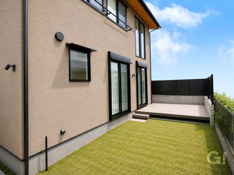 黒いサッシとウッドデッキを取り入れた、庭のある和モダンな注文住宅の外観の施工事例