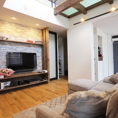 大きな吹き抜け×男前×カフェ風インテリアの家　開放的な吹き抜けのリビング